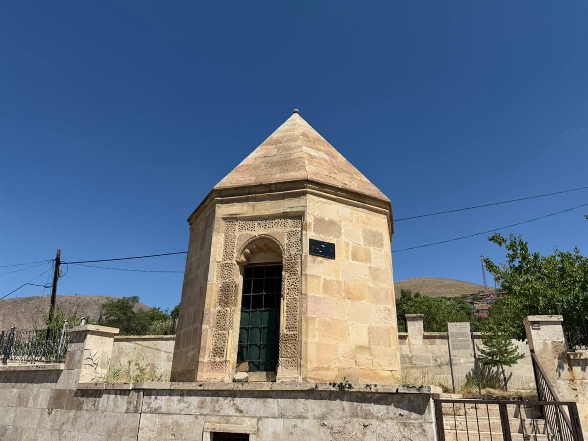 Türbeler ve Kümbetler